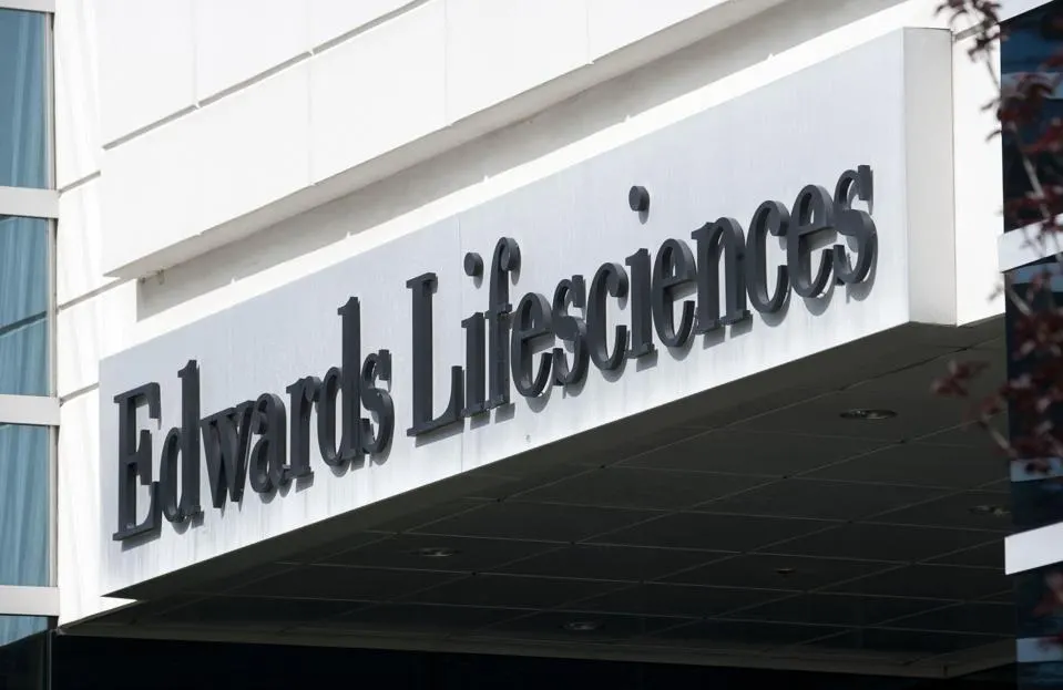  سهم شركة Edwards Lifesciences
